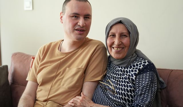 Nevra Yıldırım, 2 aylıkken görme yetisini kaybeden oğlu Önder Savaş Yıldırım'ı hiç yalnız bırakmadı