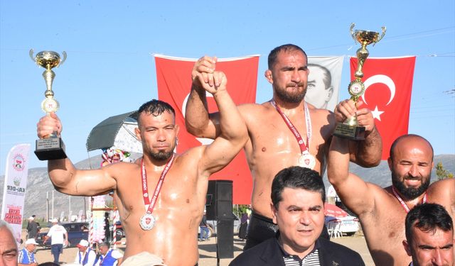 Karaadilli Yağlı Güreşlerinde, Yusuf Can Zeybek'i yenen Feyzullah Aktürk başpehlivan oldu