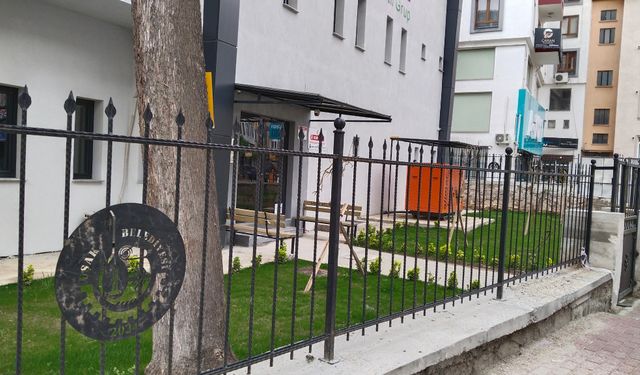 Uşak'ın göbeğindeki devasa sağlık ocağı, Uşak Belediyesi izin vermediği için boş boş bekliyor!