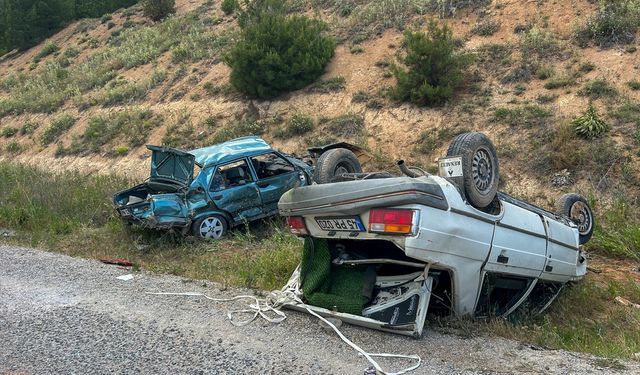 Uşak ve Sivaslı arasında çarpışan 2 araç takla attı! 1 kişinin hayati tehlikesi var!