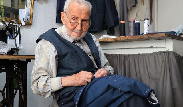Simav Dört Eylül'deki 91 yaşındaki İlyas Aksoy, hala terzilik yapıyor