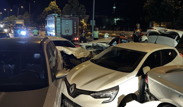 Uşak ve Afyonkarahisar yönünden İstanbul'a gidilen Kütahya Tren Garı önünde zincirleme kaza