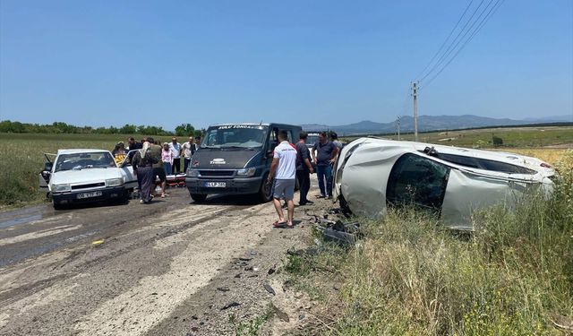 Uşak'ta köy yolunda seyir halindeyken, önündeki otomobile çarpan cip şarampole devrildi