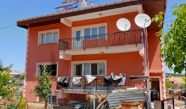 Eşme Elvanlar'daki yangında dumandan zehirlenen 1 kişi Uşak'ta yaşam savaşı veriyor