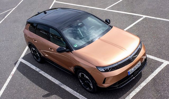 Uşak'ta sıfır kilometre satılan Opel'in Grandland'ı ve diğer elektrikli modelleri sadeleşerek estetik hale geldi