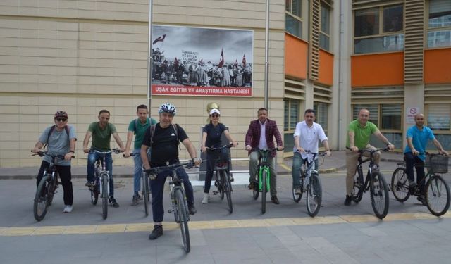 Uşak'ta ortopedi uzmanı Opr. Dr. Davut Mutafoğlu, işe bisikletle gidip geliyor