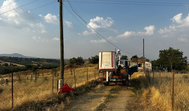 Uşak Eşme Yeleğen'de aydınlatma direğini tamir ederken akıma kapılan Mustafa Duman kurtarılamadı