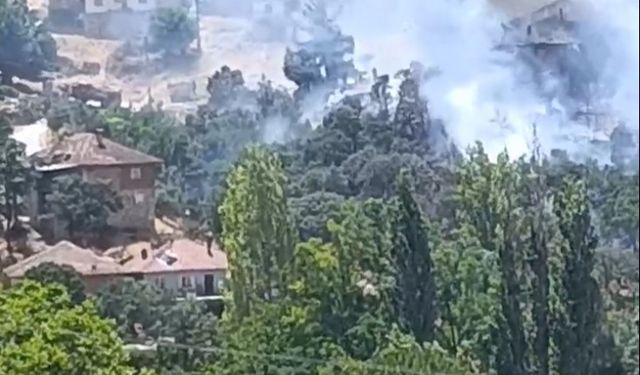 Uşak Sivaslı Ketenlik'te evlerin bulunduğu yerde büyük bir yangın çıktı