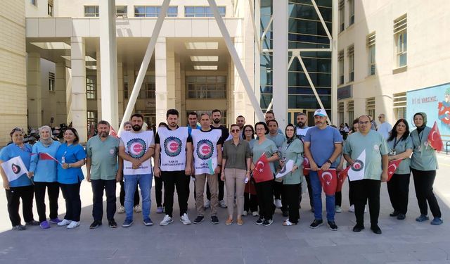 Uşak Eğitim ve Araştırma Hastanesi'nde hakkını arayan işçiler, 12 şehit için anma programı düzenledi