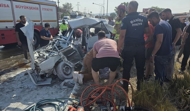 Uşak ve İzmir arasındaki Kula'da feci kaza! Arif ve Ayşe Öztürk hayatını kaybetti