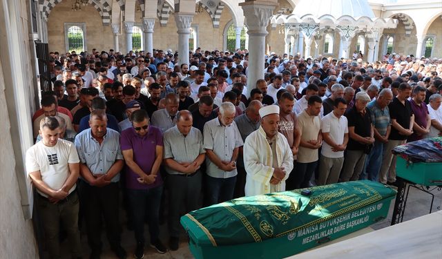 Uşak ve İzmir yolu üzerinde hayatını kaybeden Arif ve Ayşe Öztürk, gözyaşlarıyla toprağa verildi