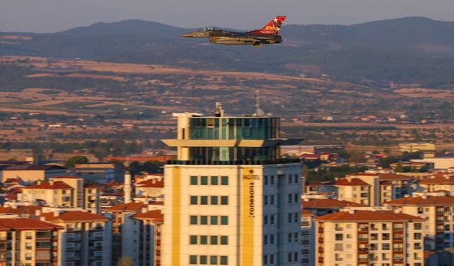 Uşak'ta muharip uçak gösterisine yoğun ilgi gösterildi