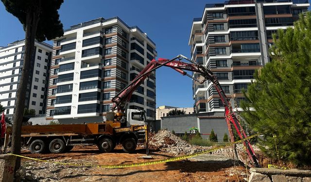 Uşak Sigorta'da temel atma sırasında beton pompası işçilerin üstüne düştü!