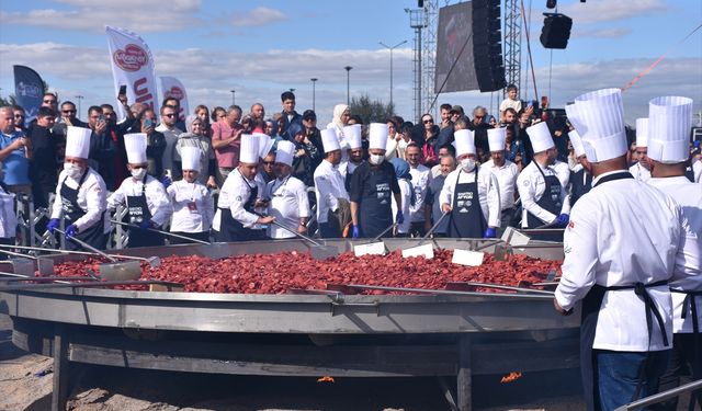Uşak'ın komşusu Afyon'da dünyanın en büyük sucuklu yumurtası yapıldı