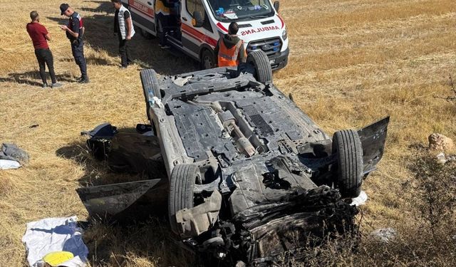 Uşak ve Denizli yolunda otomobil tarlaya uçtu