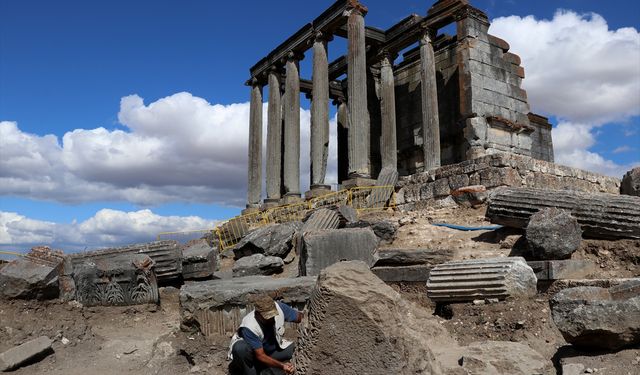 Dünya Mirası arasında yer alan Çavdarhisar Aizonai'de Zeus'un tapınağının mimari kalıntıları bulundu