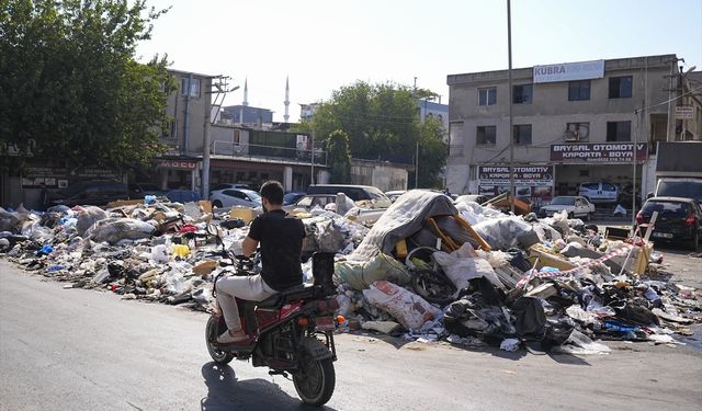 Çöpler nedeniyle çift şerit olan yol teke düştü