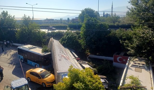 Uşak'ın komşusu Salihli'deki üst geçitten devrilen tır zincirleme kazaya neden oldu!