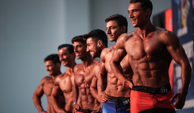 Bin bir emekle vücut geliştiren sporcular, İzmir'de yarıştı