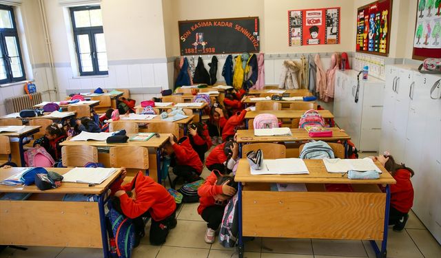 Simav ve Sındırgı'daki depremlerle sallanan Uşak, Denizli, İzmir ve Aydın'da deprem tatbikatı