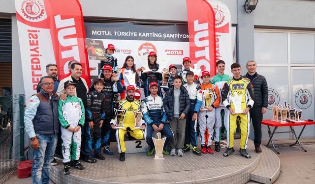 Rüzgar Evci, Ayşe Çebi, Murathan Gür ve Muratcan Eğilmez Uşak'ta podyuma çıktı