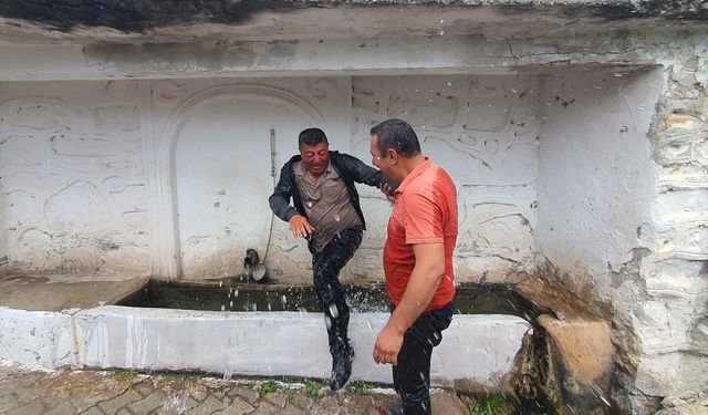 Uşak'ın yakın komşusu Demirci'de ıslatıp oynatıyorlar