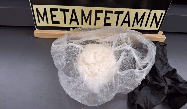 Uşak'ta arabanın klimasına saklanan tehlikeli kristaller polisten kaçmadı!