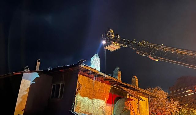 Uşak Banaz Muratlı köyünde düşen yıldırım evin çatısını yok etti