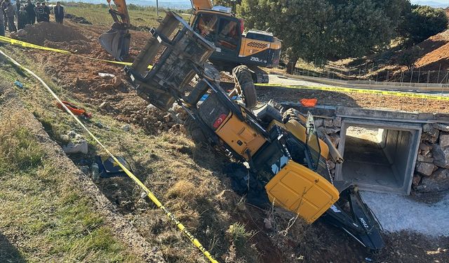 Uşak Sivaslı Eldeniz'de kepçe operatörü hayatını kaybetti