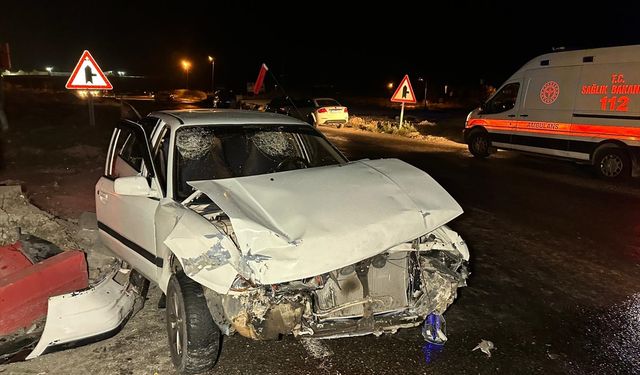 Uşak'ta Halil Kaya Gedik Bulvarı üzerinde 2 otomobil çarpıştı! 10 kişi yaralandı!