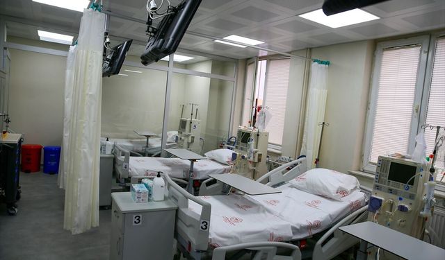 Uşak'ın Karahallı ilçesindeki diyaliz ünitesini,  Özkan ve Semra Atak çifti yaptırdı