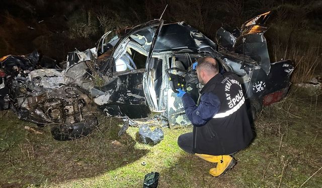 Uşak Dikilitaş'ta refüje çarpan otomobil takla attı! Ümit Güneş ve Musa Köse hayatını kaybetti!