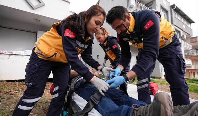 İzmir'deki Osman ve Sergül Fındık çifti, 8 yıldır yan yana hastaların yardımına koşuyor