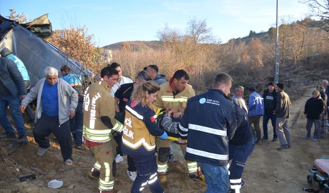 Selendi ve Demirci yolu üzerinde 88 yaşındaki Nebi Eryiyit kaza yaptı