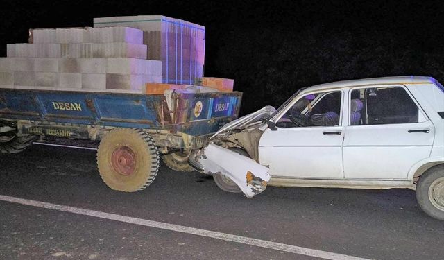 Uşak Eşme Ağabey'de traktör römorkuna arkadan çarpan otomobildeki 3 kişi hastaneye kaldırıldı