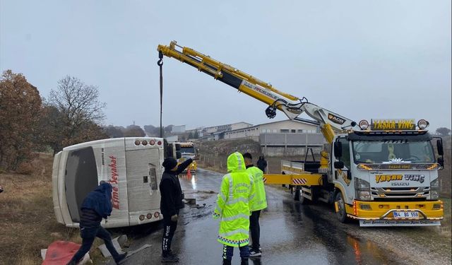 Uşak Ulubey'de kaygan zemin nedeniyle yolcu otobüsü devrildi!