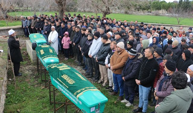 Uşak'ın komşusu Demirci'deki kazada hayatını kaybeden 3 kişi toprağa verildi