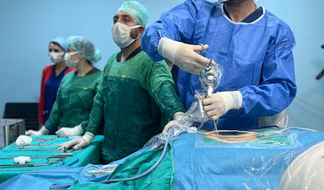 Uşak'taki bel fıtığı operasyonu canlı olarak yayınlandı