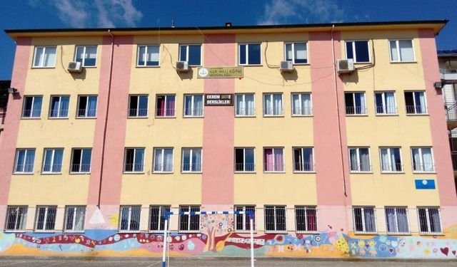 Uşak'ın komşusu Demirci'de Ziya Gökalp  Nurettin Kelem Ortaokulu depreme dayanıksız çıktı