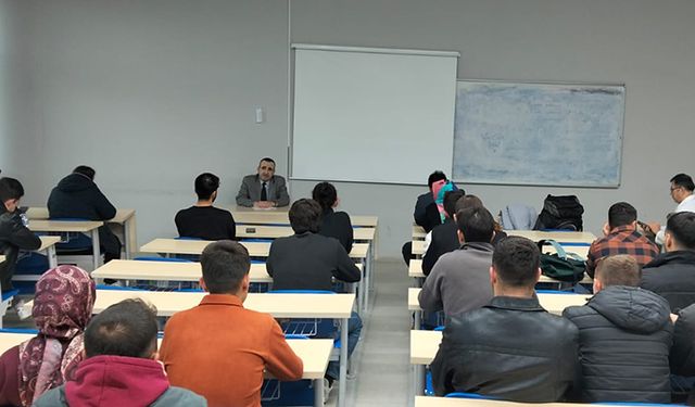 Uşak'ta eğitim gören gençlere KOSGEB desteğiyle kendi işlerini kurma yolunu anlattılar