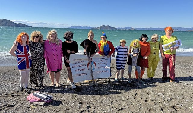 Fethiye Foça Mahallesi'nde kimsesiz çocuklar ve sokak hayvanları için denize girdiler