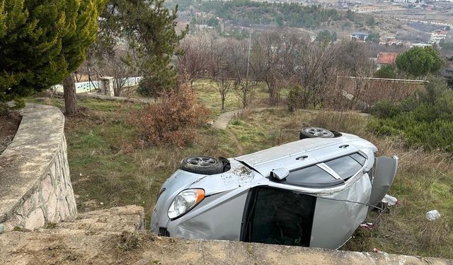 Uşak Çokkozlar'da bahçeye uçan otomobil yaralandı