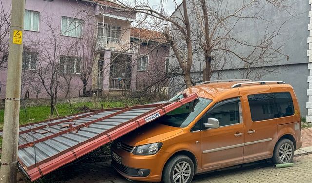 Uşak'ta rüzgar ortalığı bir birine kattı! Bazı binaların çatıları uçtu!