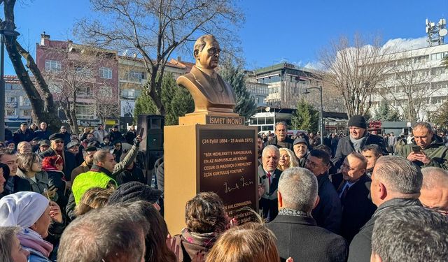 Uşak Belediye Başkanı Yalım, İsmet İnönü büstünün açılışını büyük bir gururla yaptı