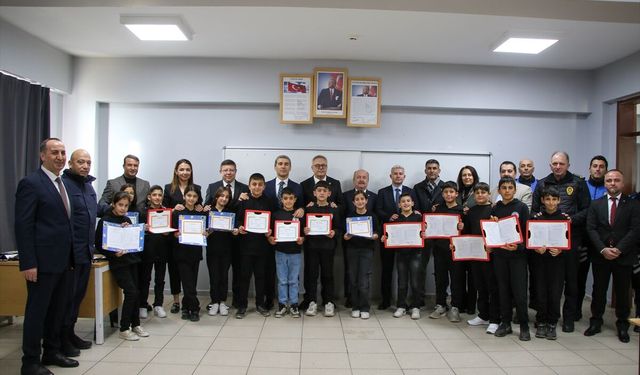 Uşak Aybey İlkokulu ve Elmalıdere Ortaokulu'nda karneler verildi