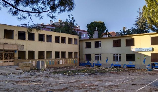 Uşak'ta 68 yıl önce yapılan okullar yıkılıyor!