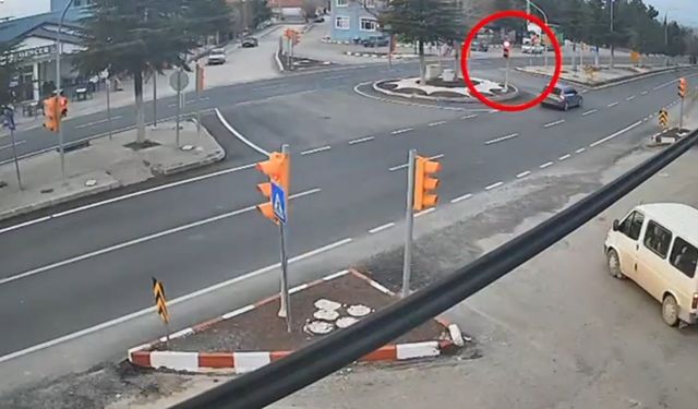 Uşak'ın Sivaslı İlçe Pınarbaşı kavşağında kırmızı ışıkta geçenlere ceza yazıldı!