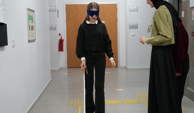 Uşak Üniversitesi'nde engellilerin dertlerini anlamak için gözlerini bantla kapattılar