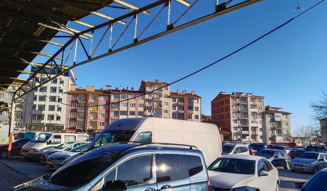 Uşak esnafı, hayalet şehir gibi olan Çarşamba pazarı için gün sayıyor