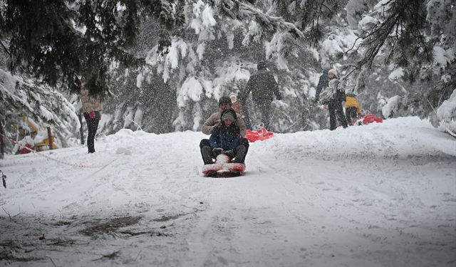 Uşak'ın komşusu Demirci'de kartpostal gibi kar manzaraları